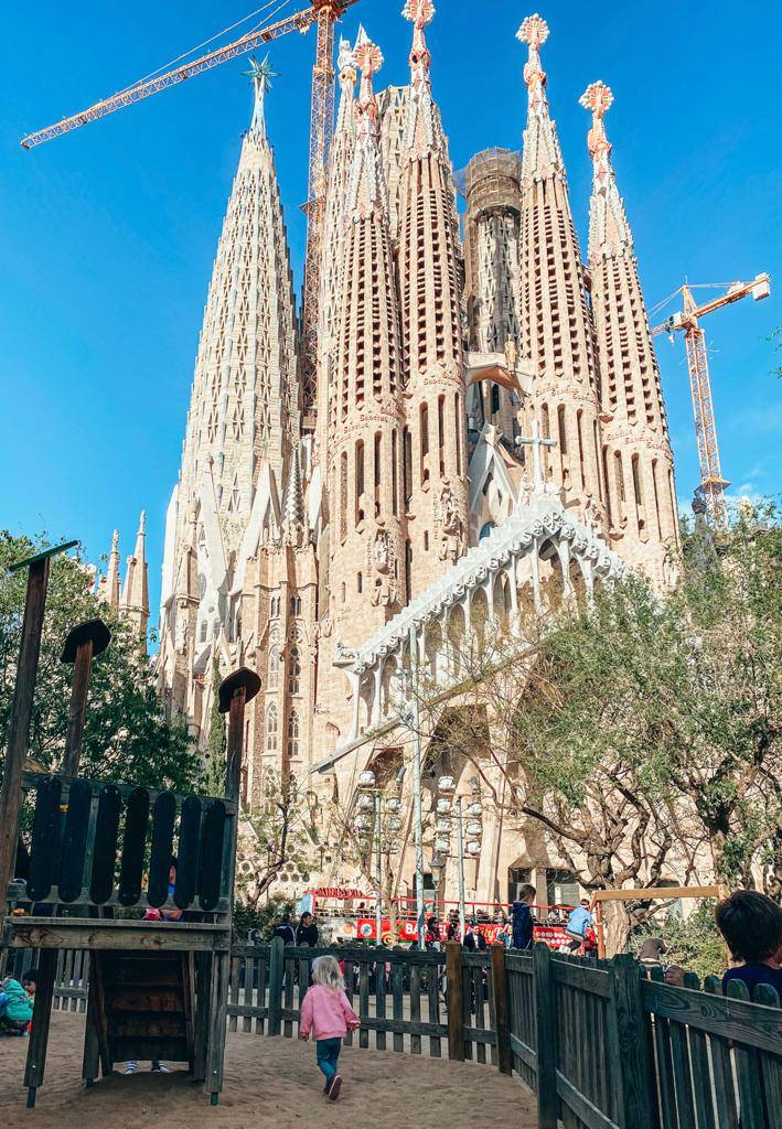 Loc de joacă lângă Sagrada Família | 📸 @paulina.kolaczek