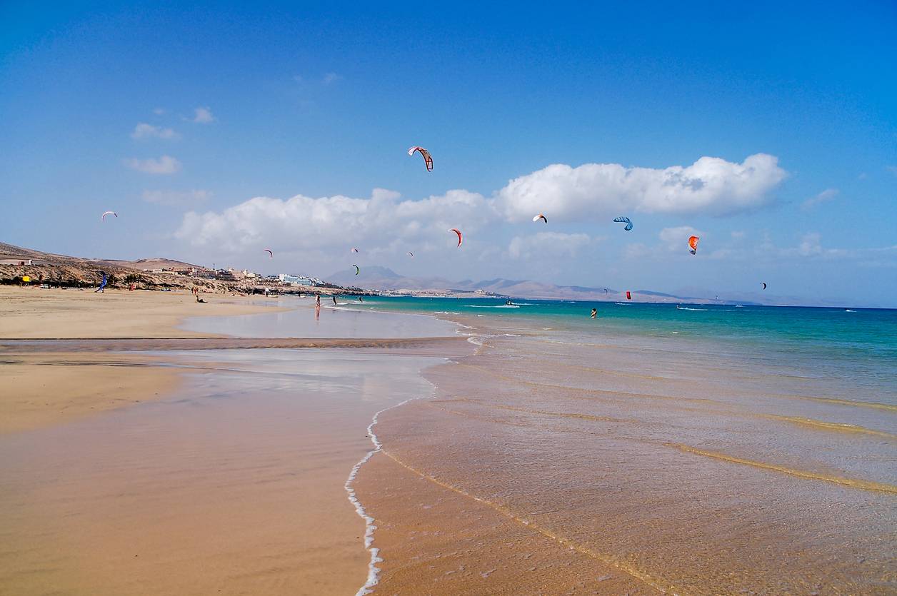 Kitesurfing - popularny sport wodny na Fuerteventurze