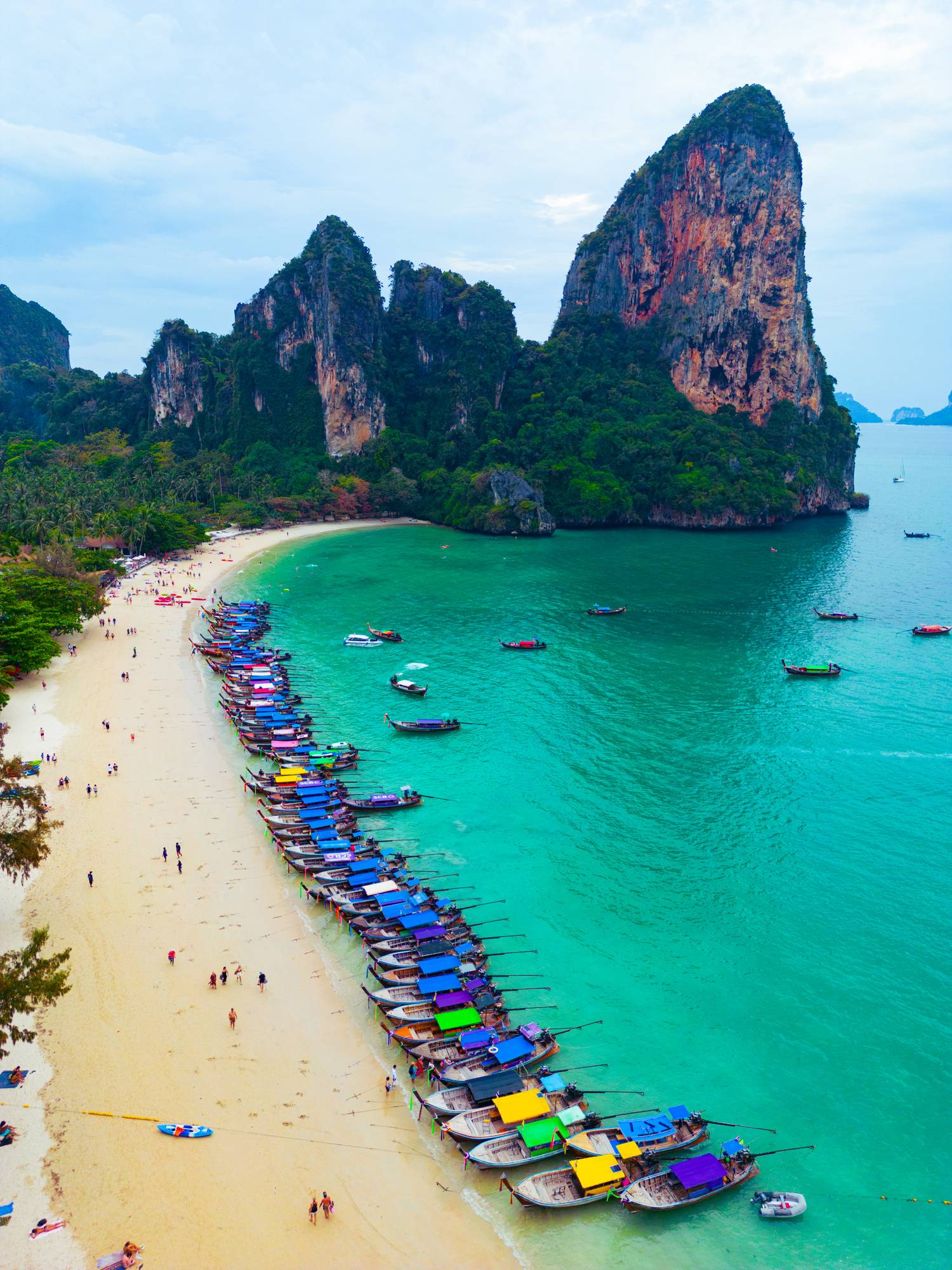Łodzie longtail przy zatoce Railay 