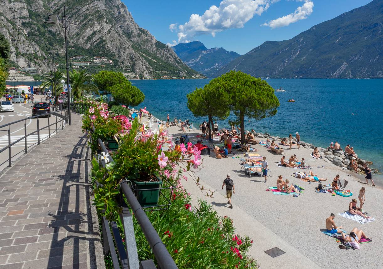Plaża nad jeziorem Garda