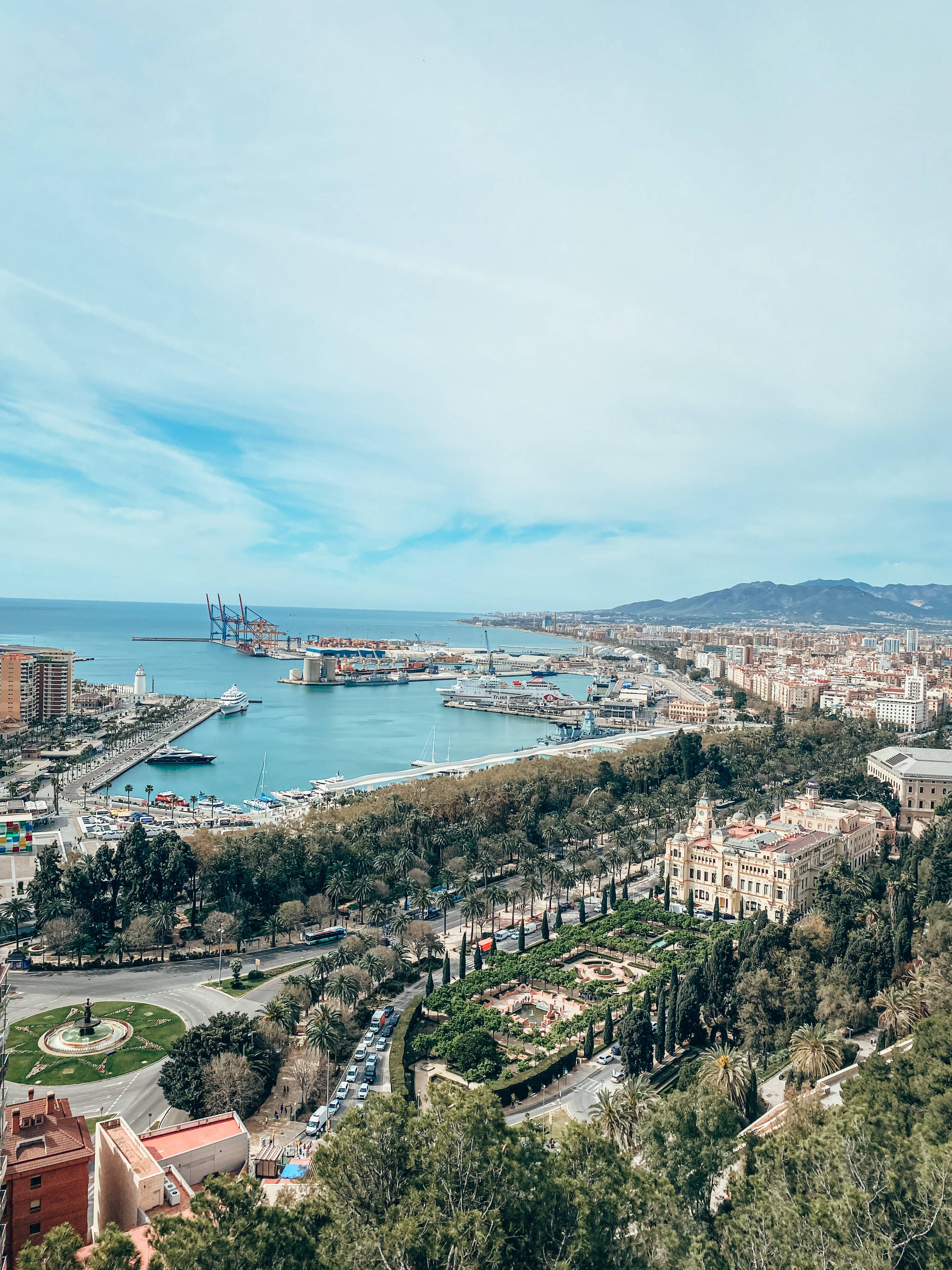 Widok na port ze wzgórza Gibralfaro | 📸 @paulina.kolaczek