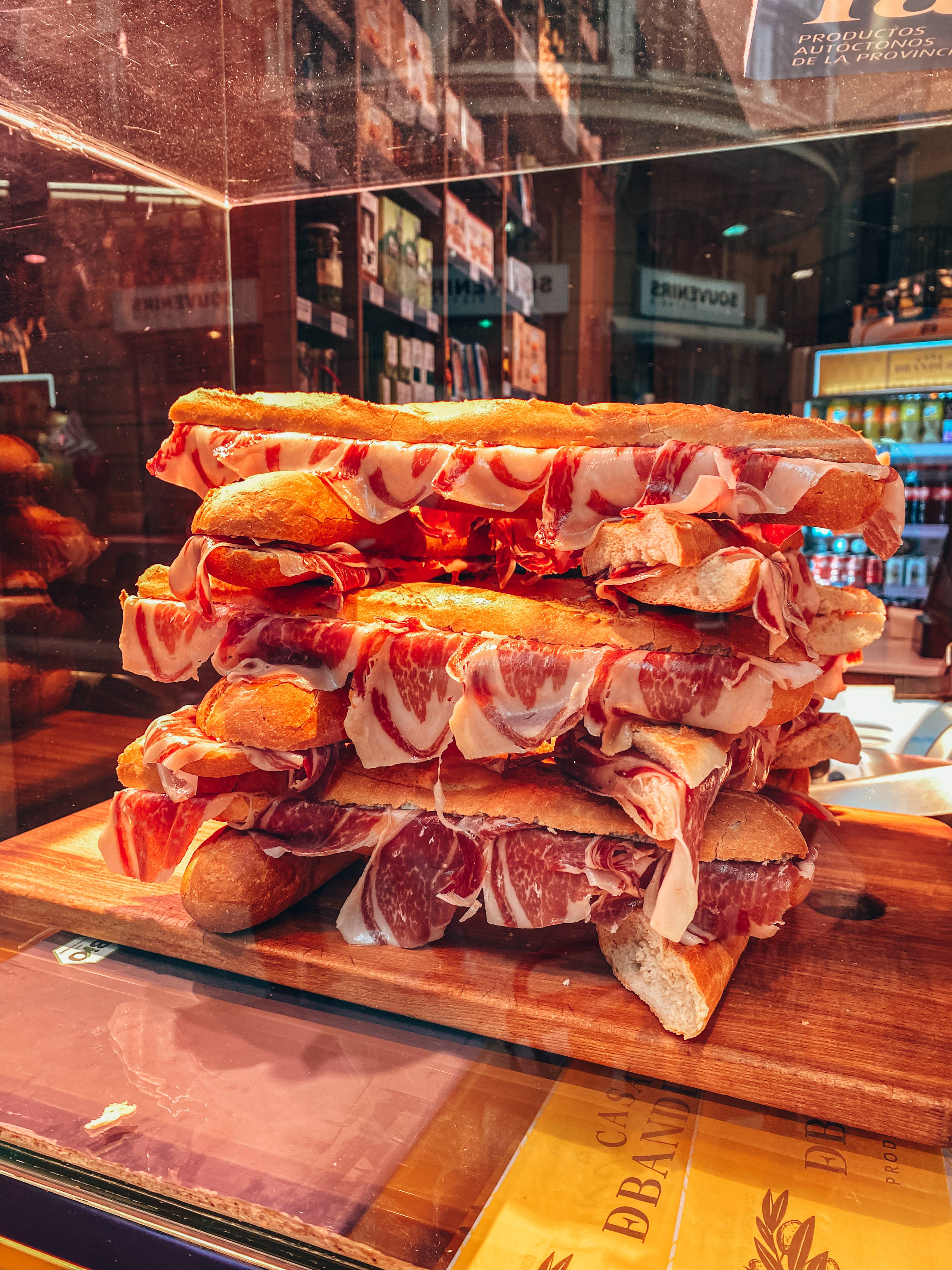 Witryna w barze z tapas | 📸 @paulina.kolaczek