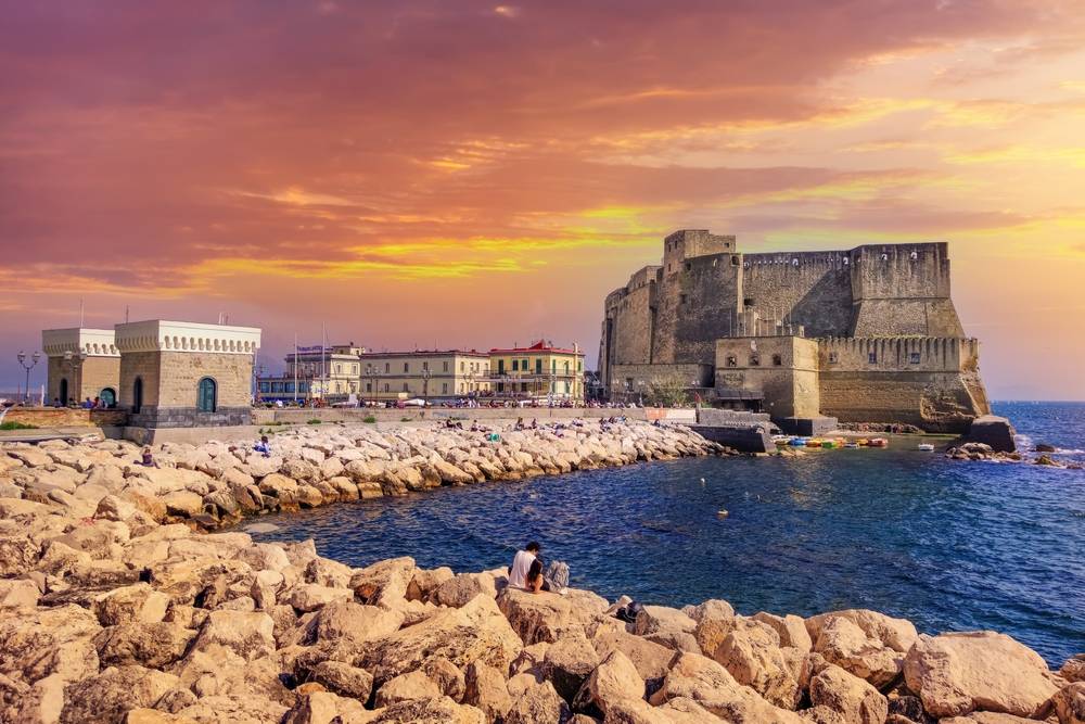 Średniowieczny zamek Castel dell'Ovo