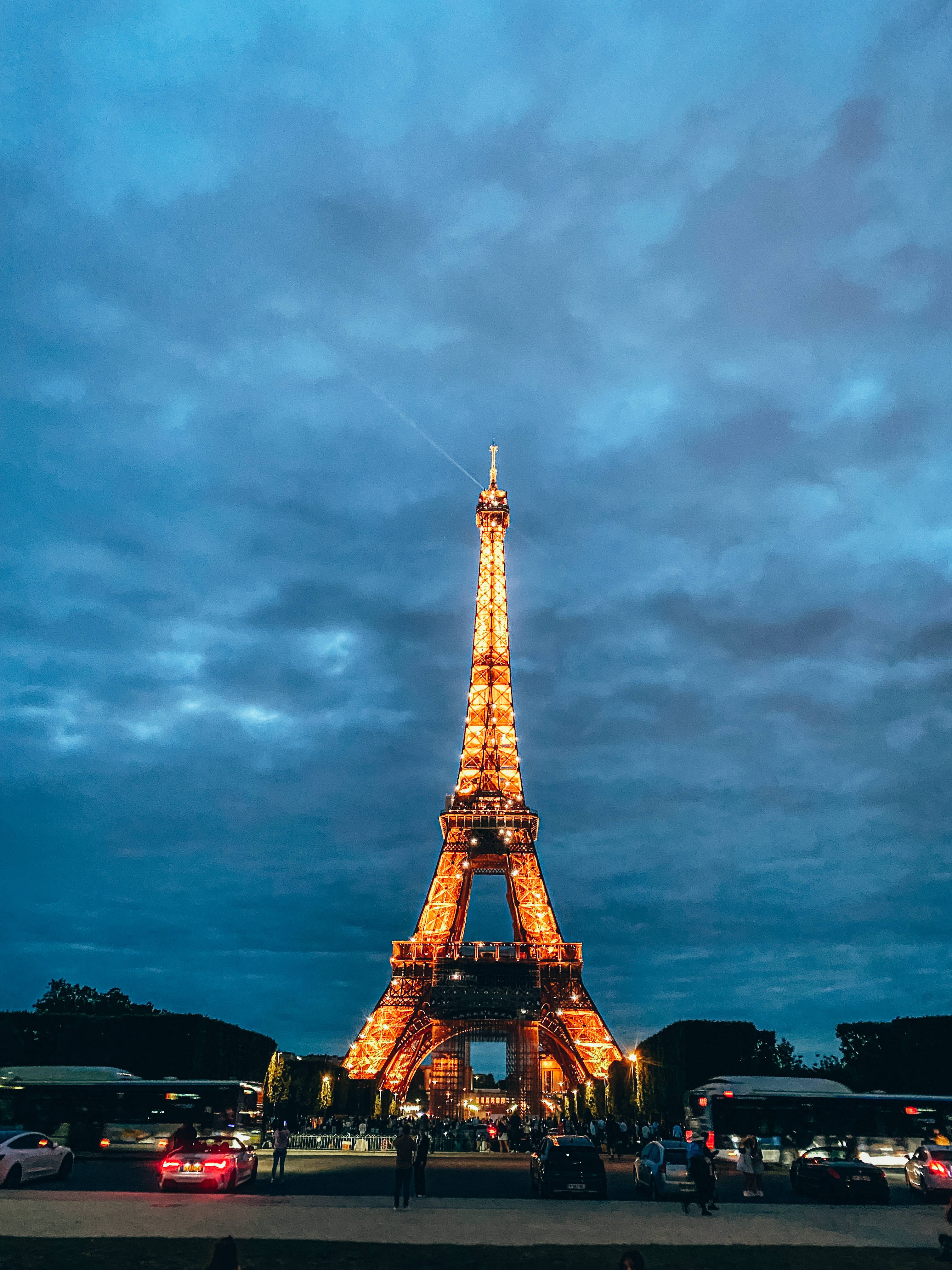 Champs de Mars - vedere la Turnul Eiffel noaptea 📸 @paulina.kolaczek
