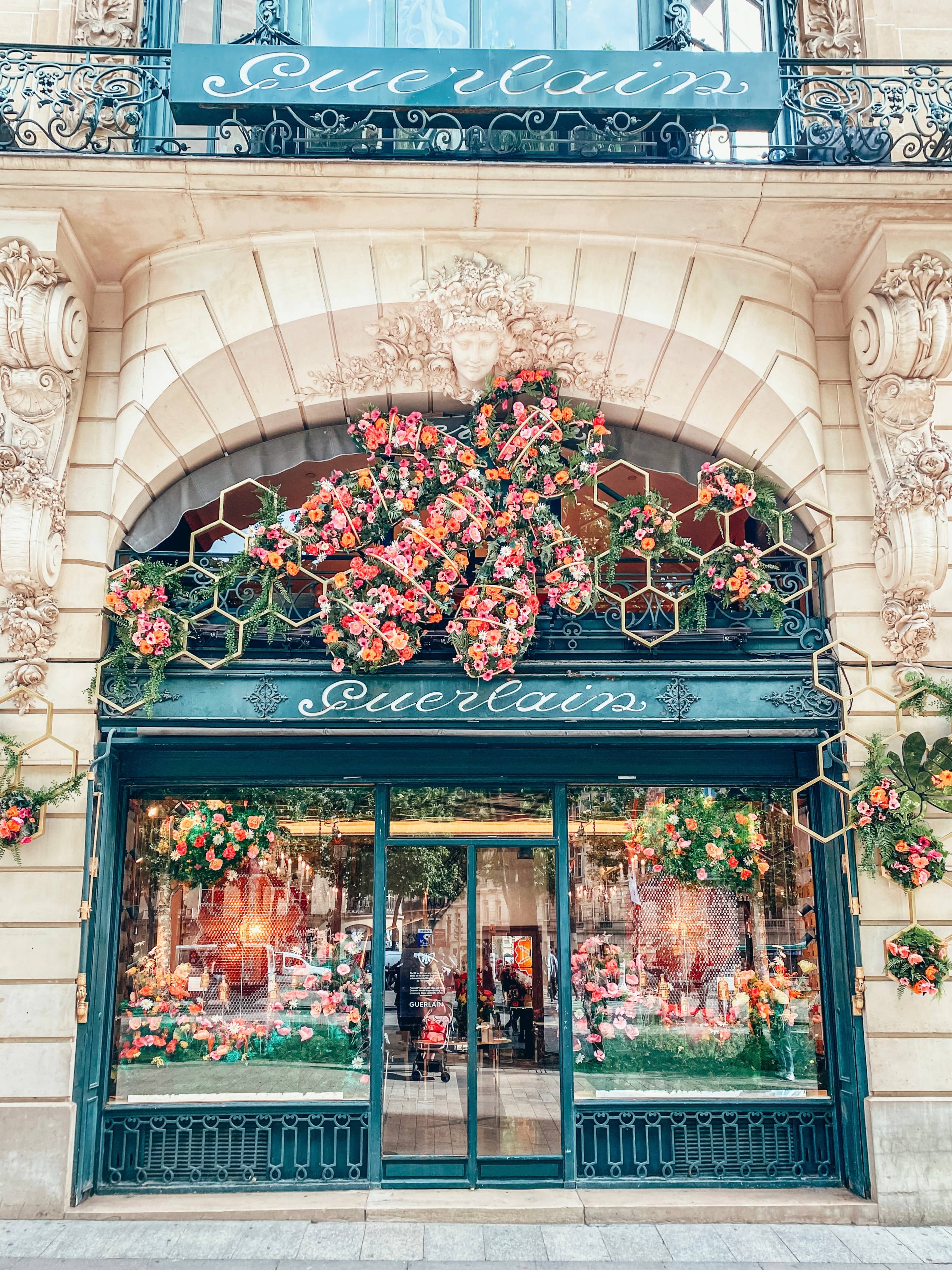 Magazin de lux pe Champs-Élysées | 📸 @paulina.kolaczek