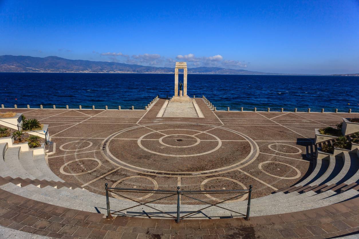 Arena of the Strait 