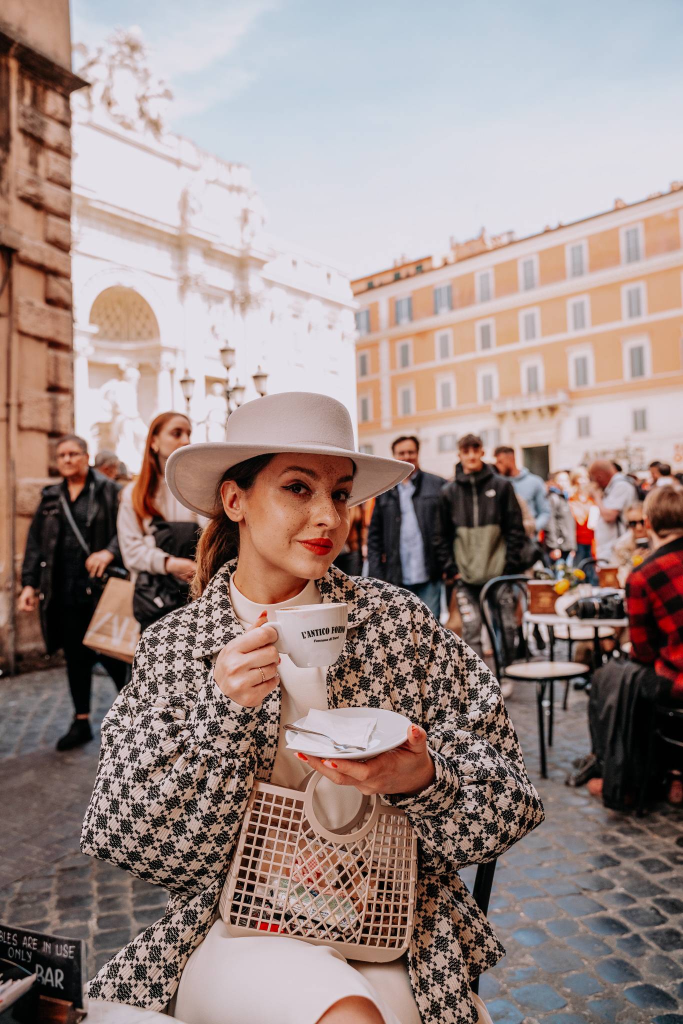 Cafenea lângă Fontana di Trevi | 📸 @esky_pl