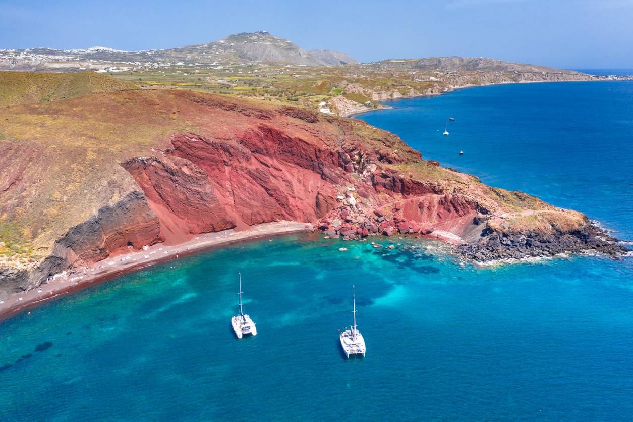 Czerwona plaża w wiosce Akrotiri 