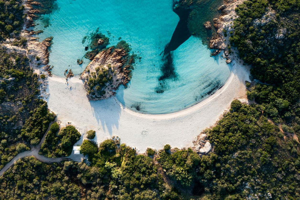 Plaża Spiaggia del Principe na wybrzeżu Costa Smeralda