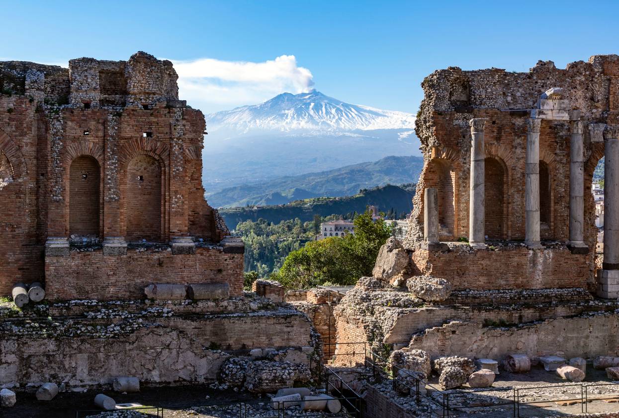 Ruiny starożytnego amfiteatru w Taorminie z widokiem na wulkan Etna