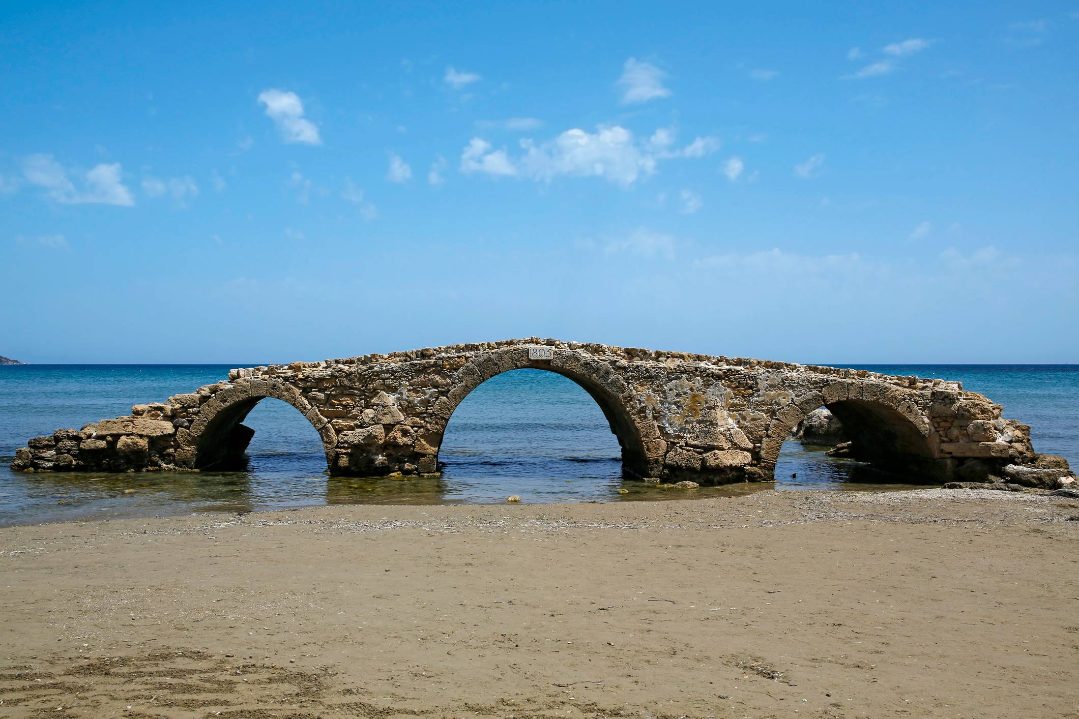 Most na plaży Argassi