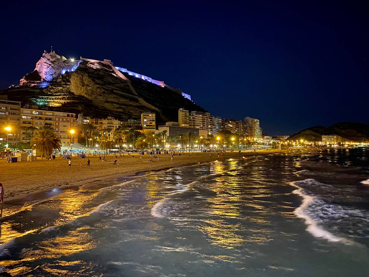 Życie nocne przy plaży Postiguet