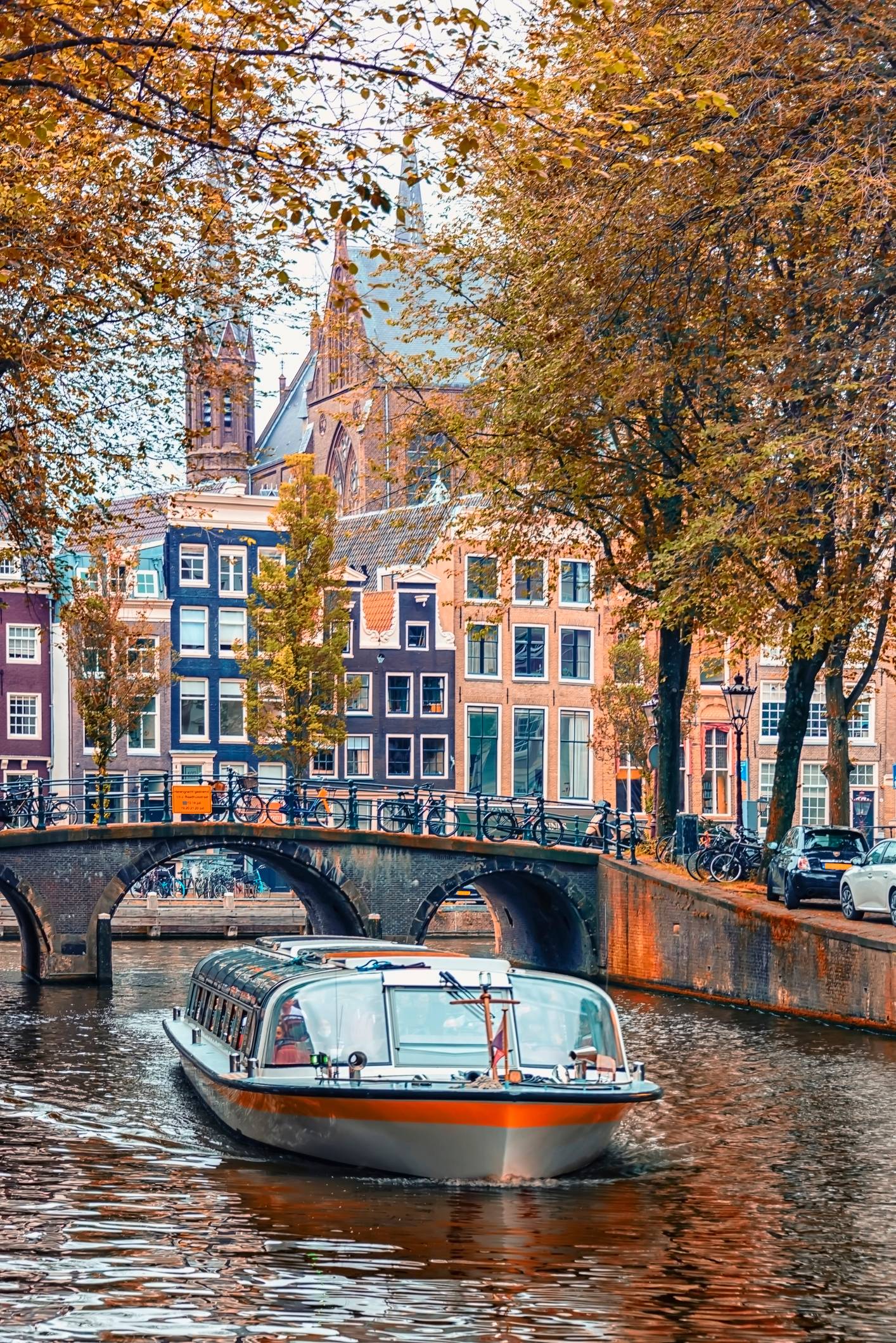 Barka płynąca kanałem amsterdamskim