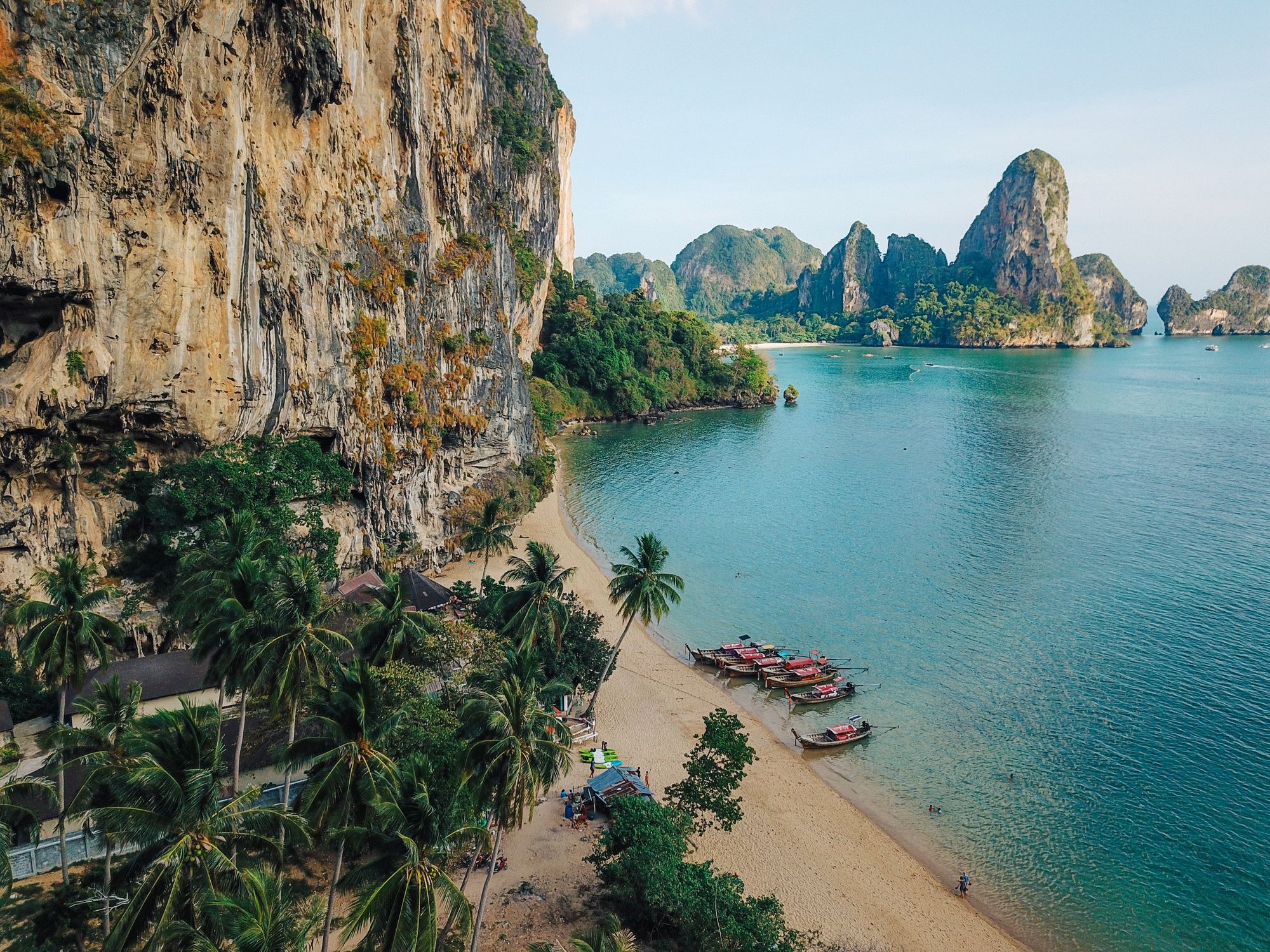 Οι βράχοι της παραλίας Railay