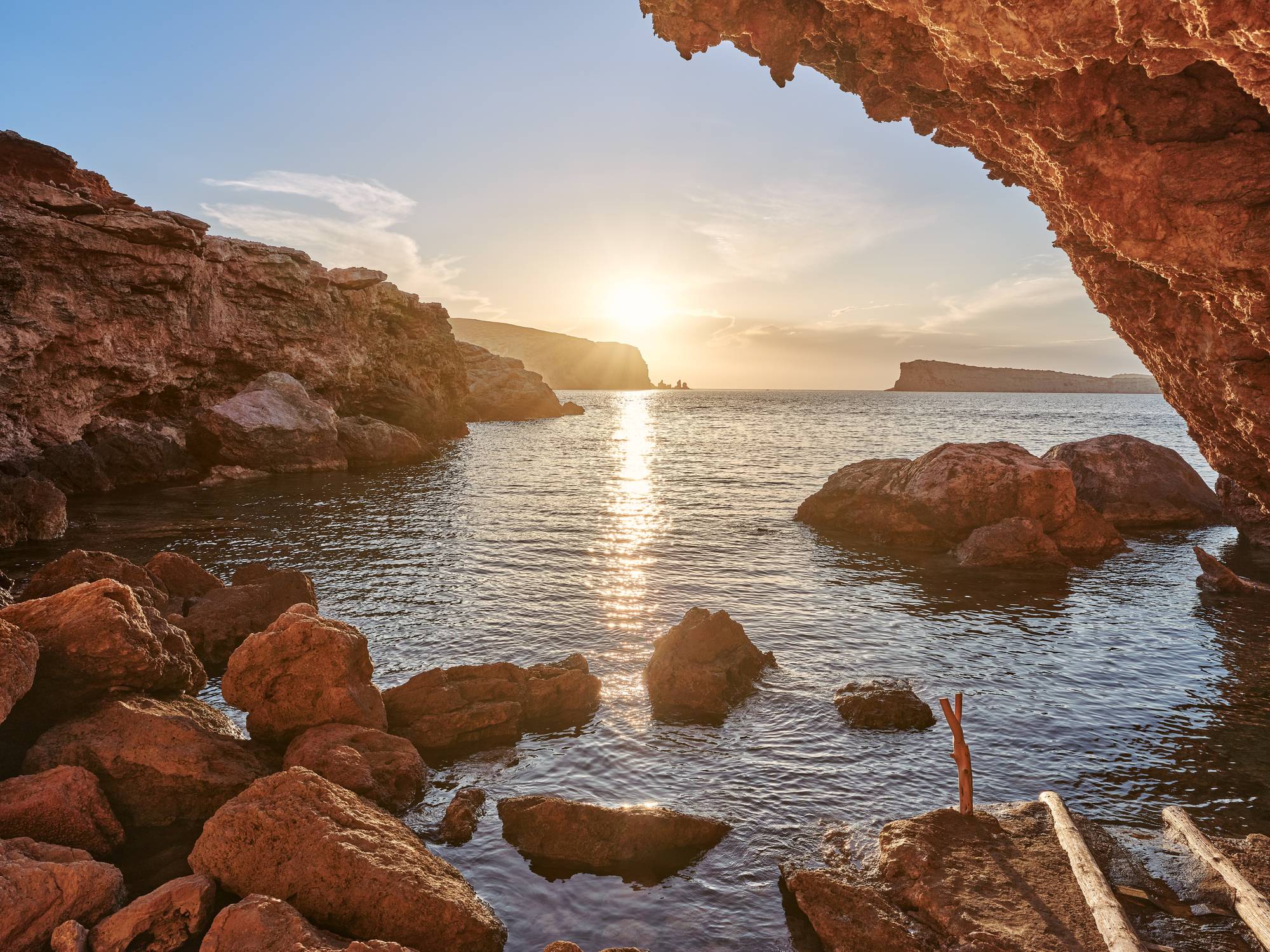 Jaskinie przy plaży Cala Comte 
