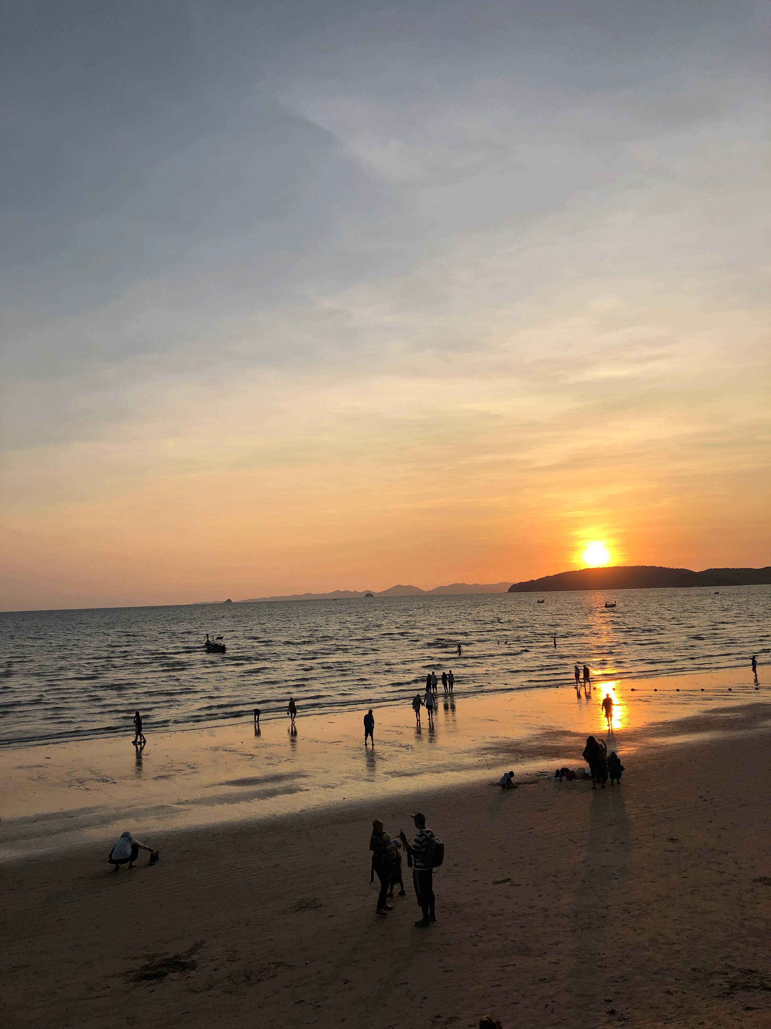 Zachód słońca na plaży w Ao Nang | 📸 @paulina.kolaczek