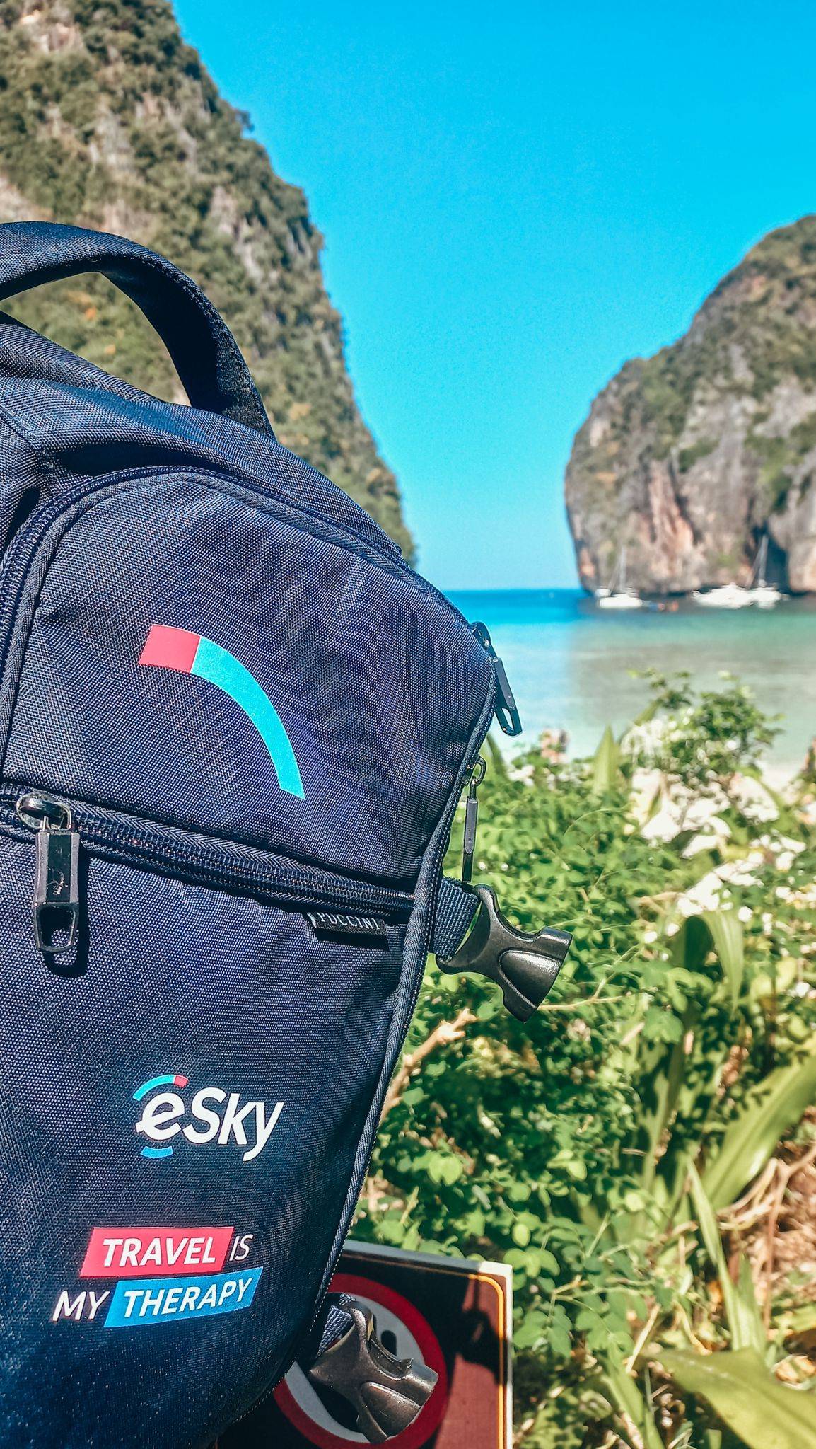 Plecak eSky na plaży Maya Bay | 📸 @esky_pl