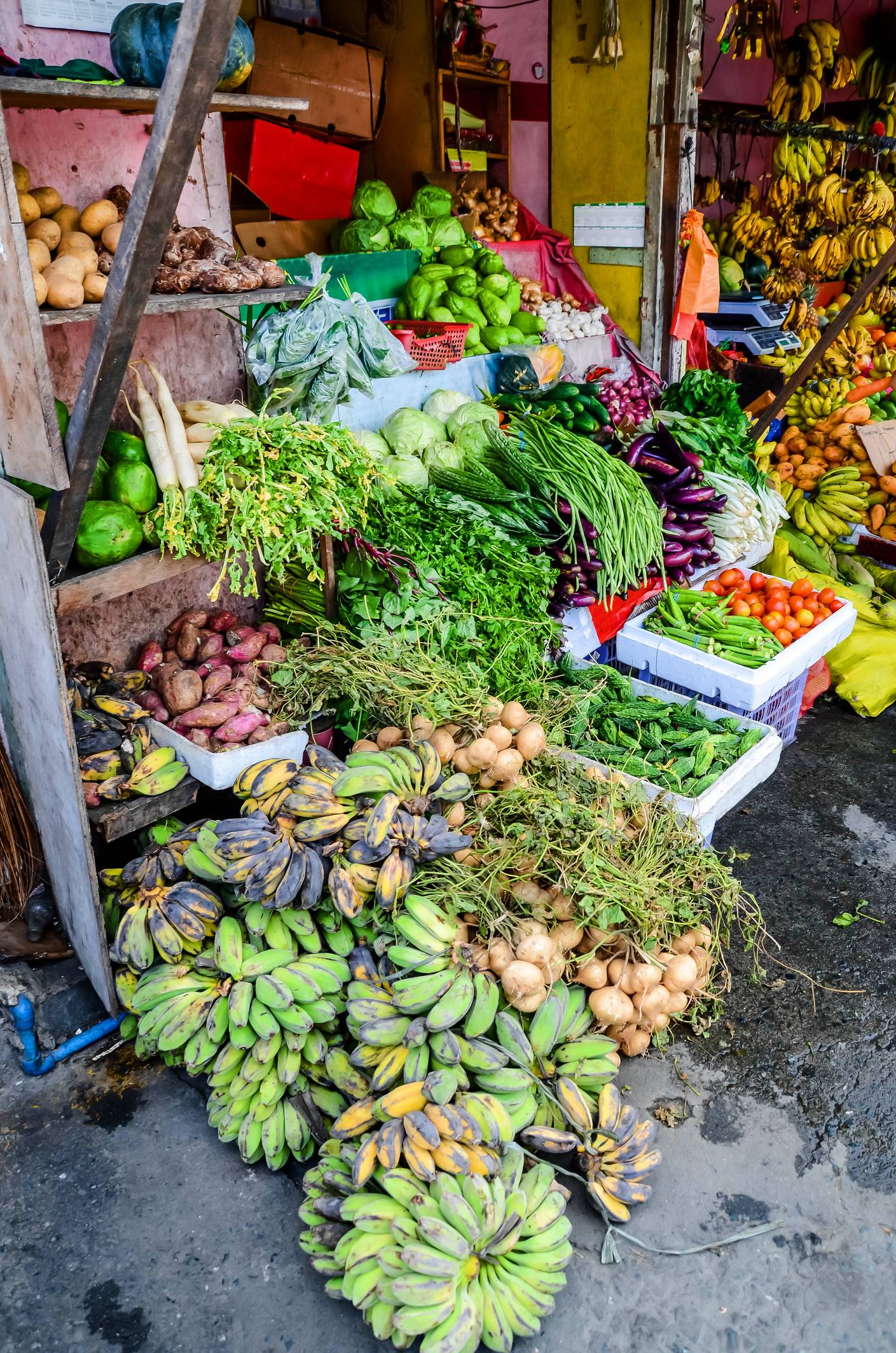 Stragan z lokalnymi owocami na bazarze Quiapo