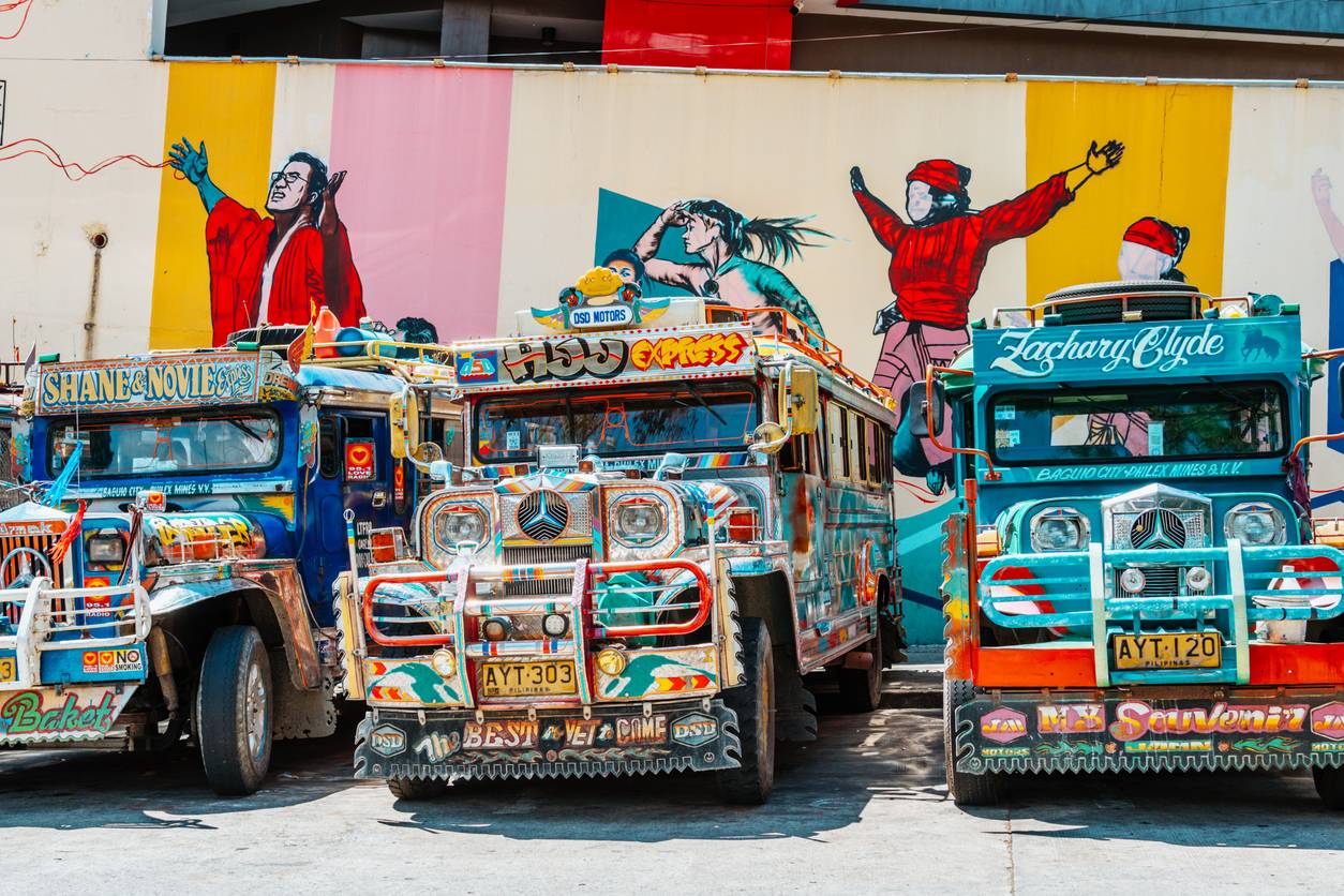 Kolorowe autobusy Jeepney