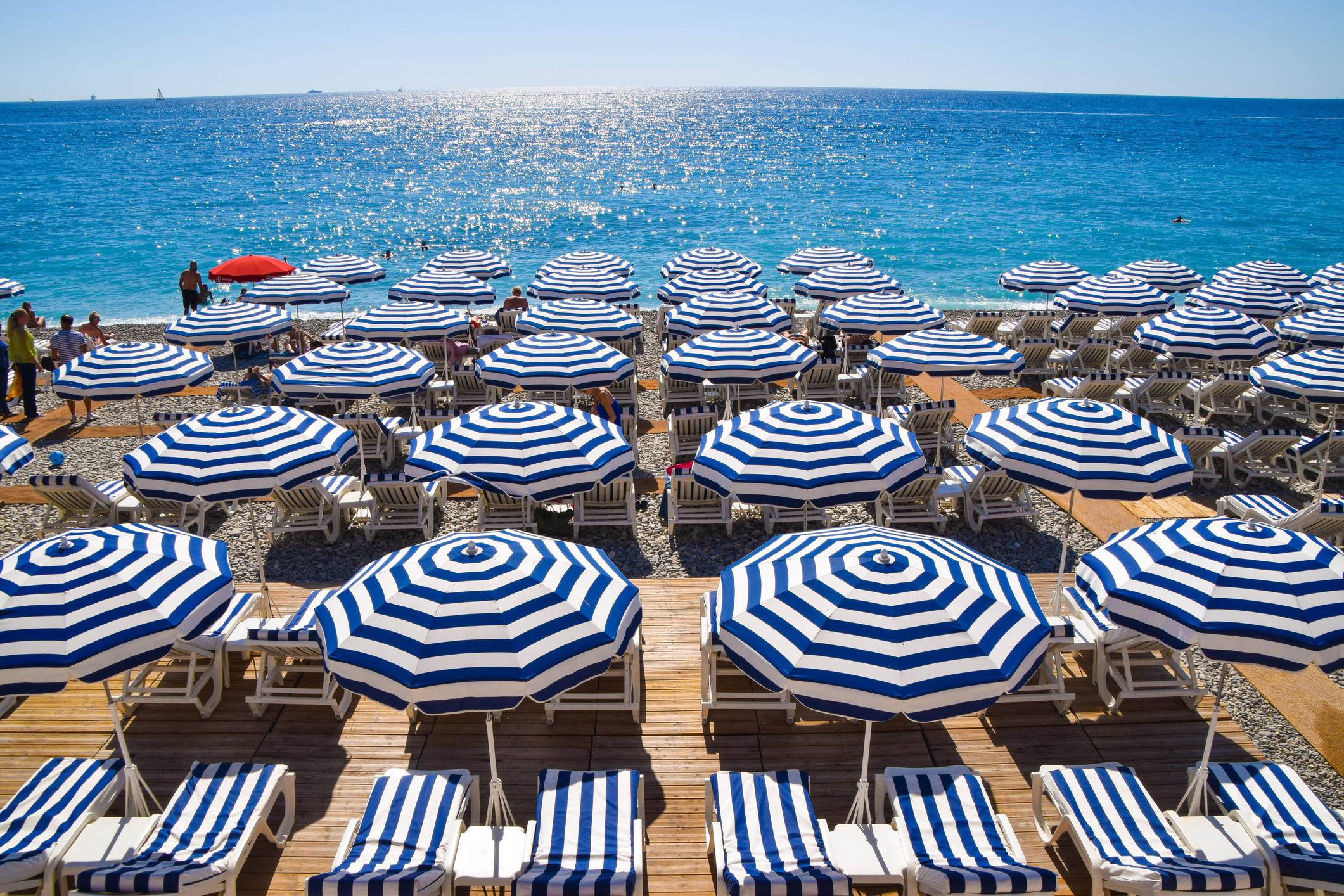 Charakterystyczne parasole na plaży w Nicei