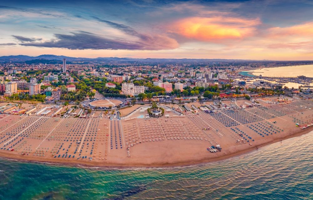 Panoramiczny widok na plażę w Rimini