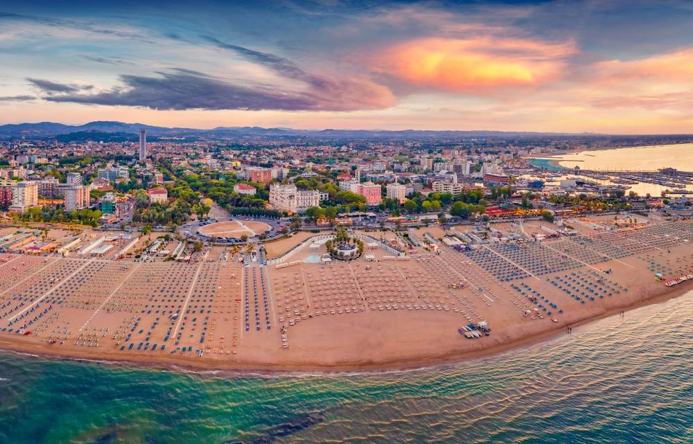 Panoramiczny widok na plażę w Rimini