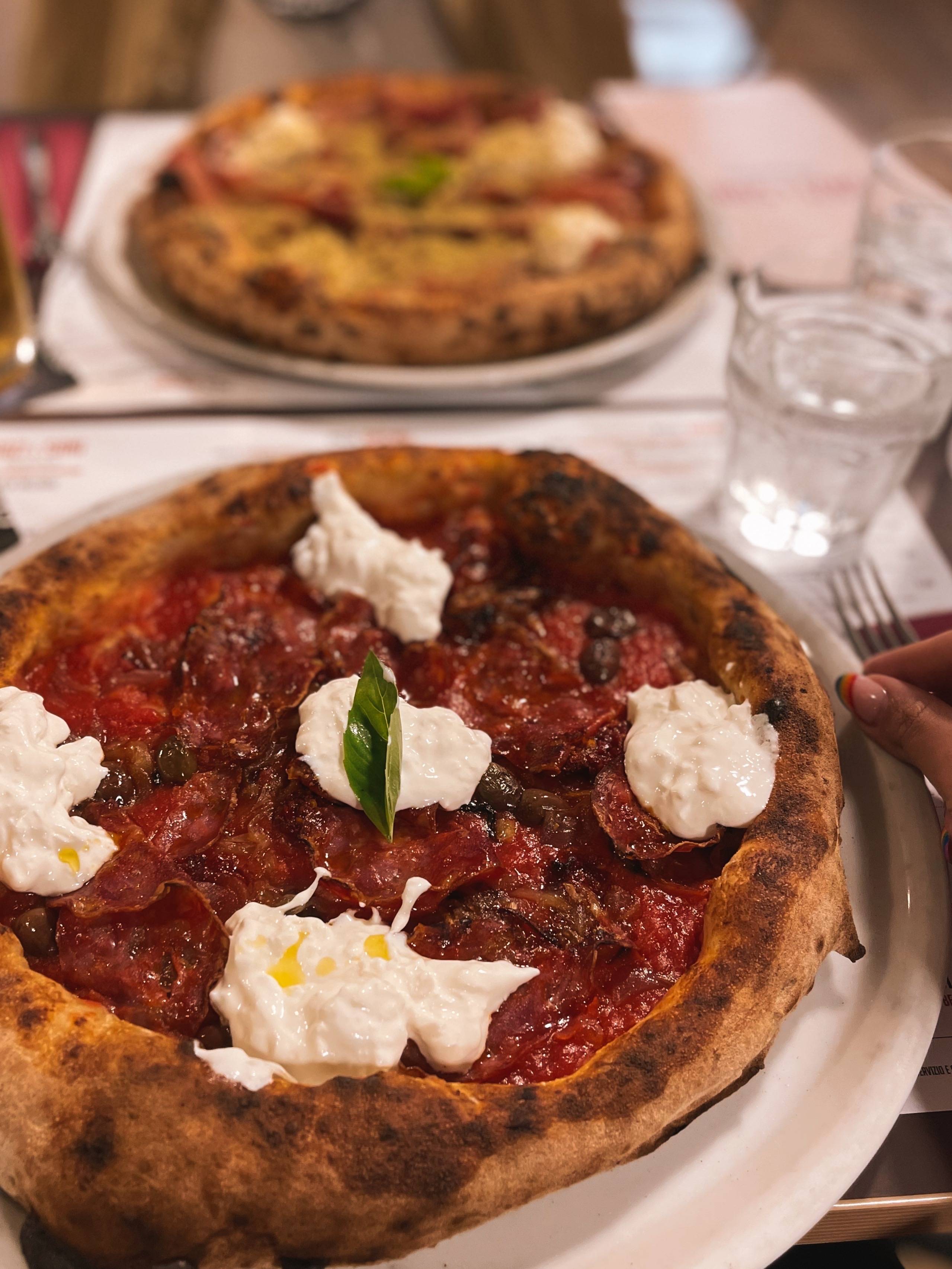 Sycylijska pizza z burratą | 📸 @esky_pl